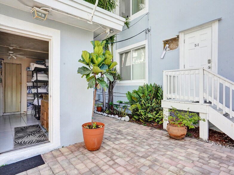 More Photos Of 326 Coolidge St, Hollywood Hotel For Sale