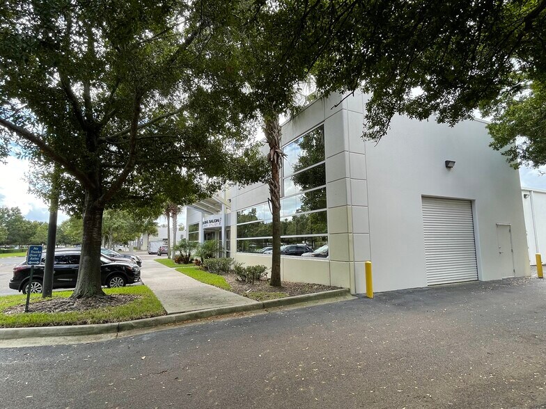 More Photos Of 8810 Commodity Cir, Orlando Showroom For Lease