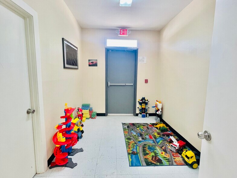 More Photos Of 7338 McHenry St, Houston Storefront Retail Office For Sale