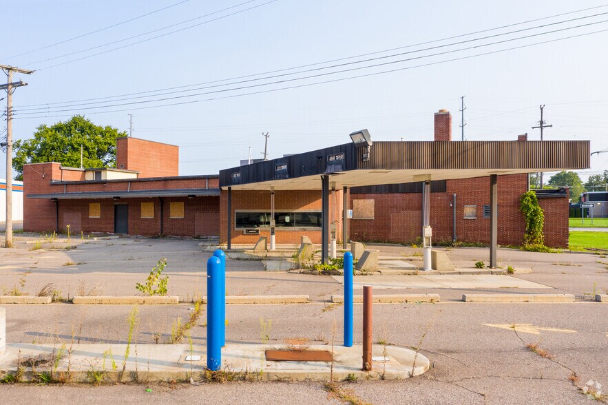 More Photos Of 27637 Grand River Ave, Livonia Bank For Sale