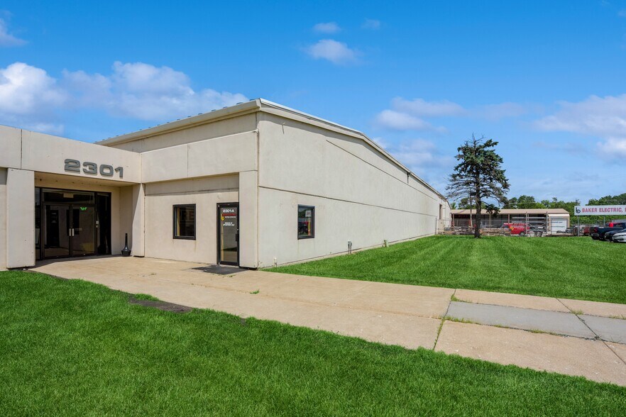 Primary Photo Of 2301 Fleur Dr, Des Moines Warehouse For Lease