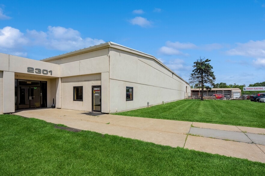 More Photos Of 2301 Fleur Dr, Des Moines Warehouse For Sale