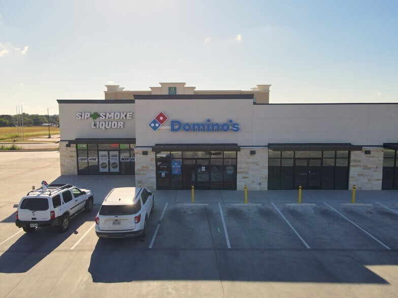 More Photos Of 1702 Louise Ln, Pearsall Storefront For Lease