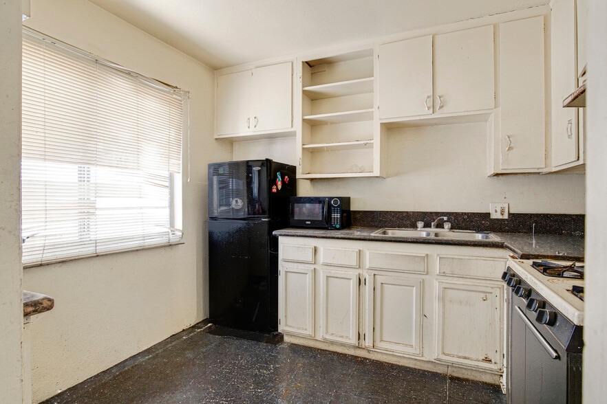 More Photos Of 2016 S Bedford St, Los Angeles Apartments For Sale