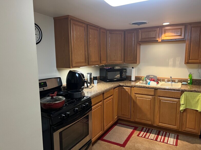 More Photos Of 300 E Broadway Blvd, Johnston City Specialty For Sale