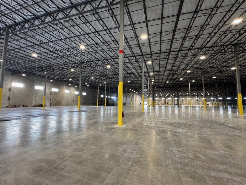 More Photos Of 21301 NW 47th Ave, Miami Gardens Warehouse For Lease