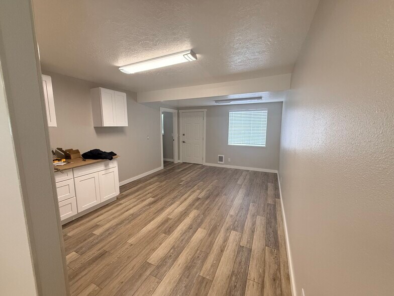 More Photos Of 490 N Pine St, Canby Service For Lease