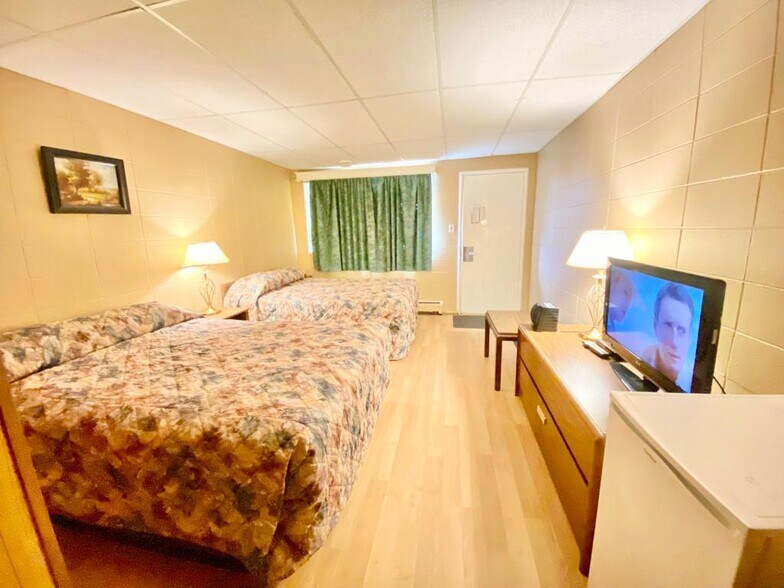 More Photos Of 5423 50 Ave S, Northern Rockies Hotel For Sale