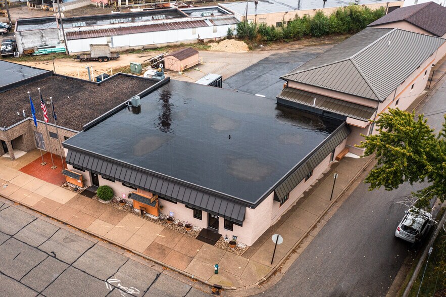 Primary Photo Of 1613 Chase St, La Crosse Showroom For Lease