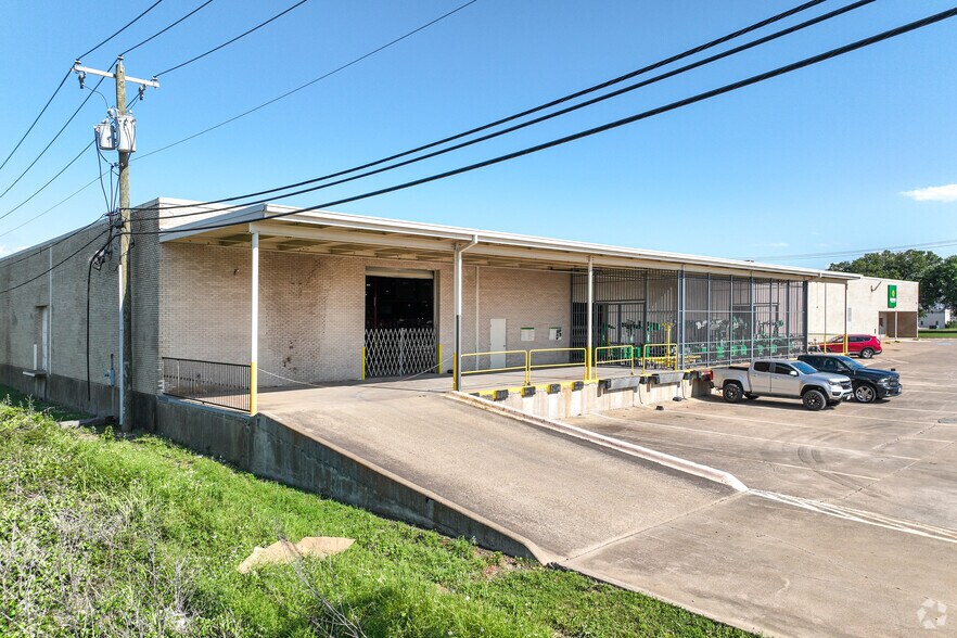 More Photos Of 3701 Dalworth St, Arlington Warehouse For Lease