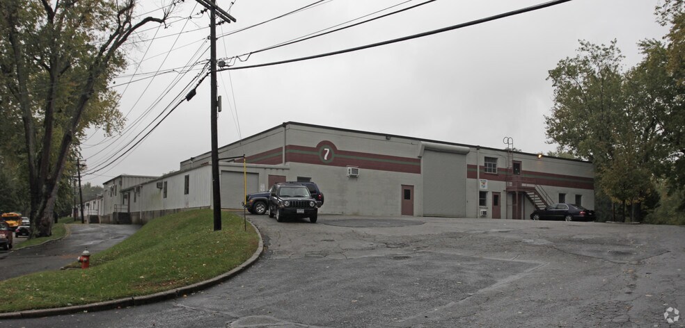 More Photos Of 1 Flowerfield, Saint James Light Distribution For Lease