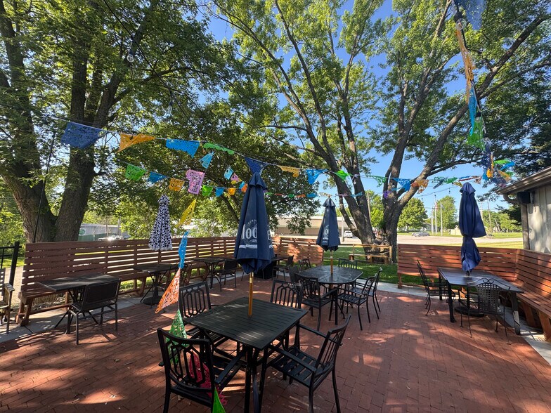 More Photos Of 8385 Penner Ave, De Soto Restaurant For Lease
