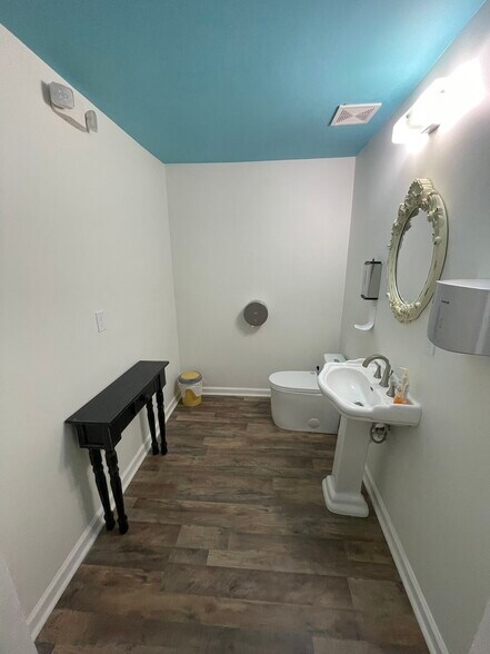 More Photos Of 5395 Cotton St, Graceville Office For Lease