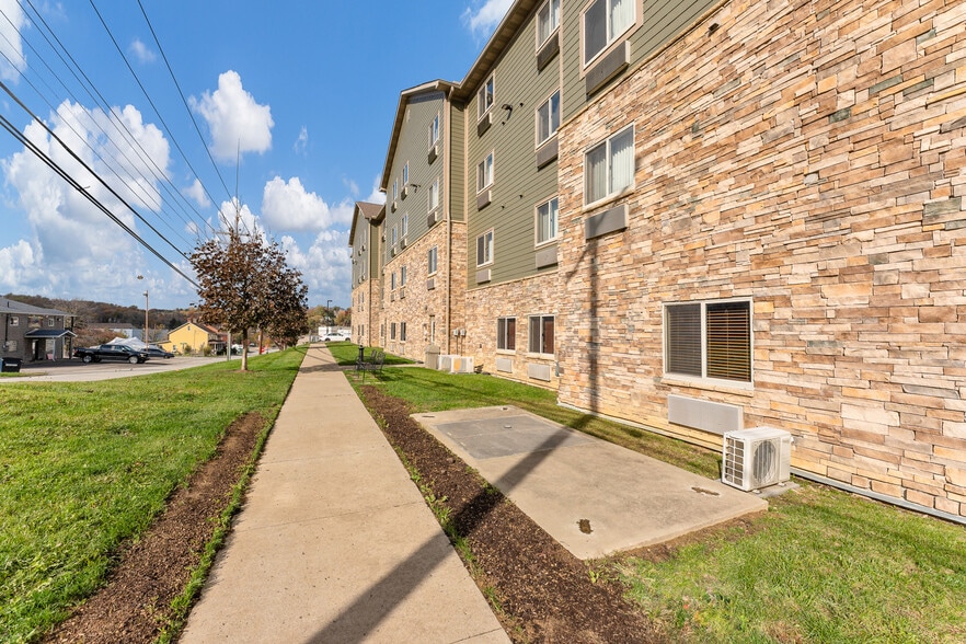 More Photos Of 975 Sheffield St, Washington Hotel For Sale