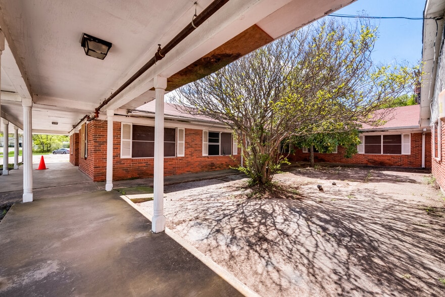 More Photos Of 1601 Kennedy St, Bonham Apartments For Sale