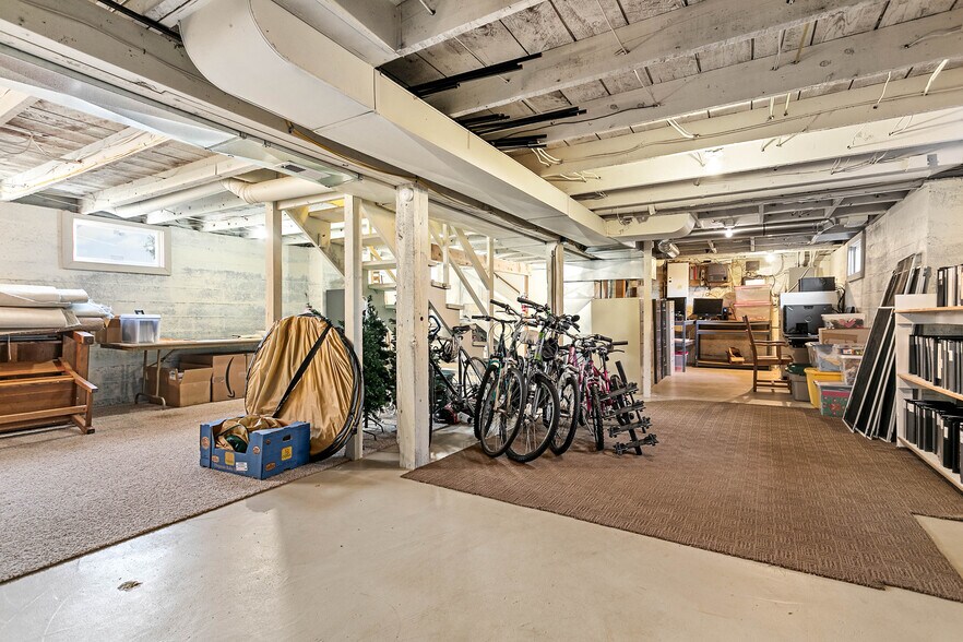 More Photos Of 709 Grover St, Lynden Office For Lease