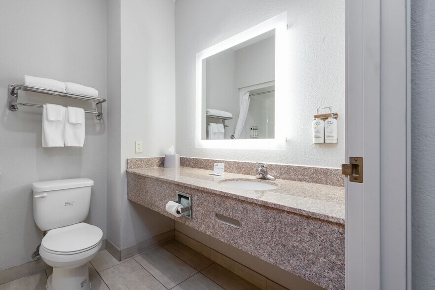 More Photos Of 3610 S Nappanee St, Elkhart Hotel For Sale