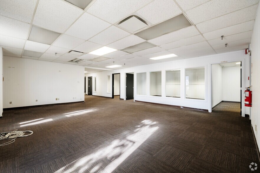 More Photos Of 2325 Rue Dandurand, Montréal Warehouse For Lease