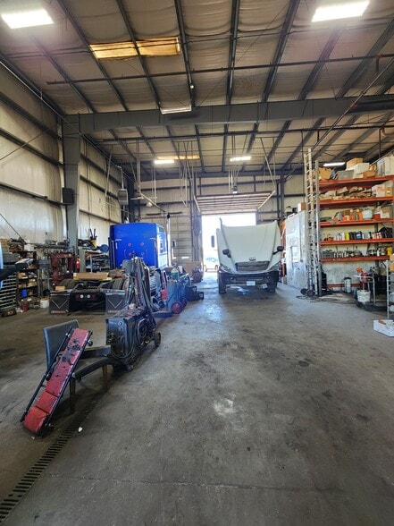 More Photos Of 16340 S Crawford Ave, Markham Warehouse For Lease