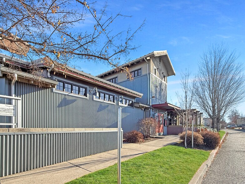 More Photos Of 594 NE Bellevue Ct, Bend Restaurant For Sale