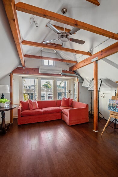 More Photos Of 1117 Abbot Kinney Blvd, Venice Loft Creative Space For Lease