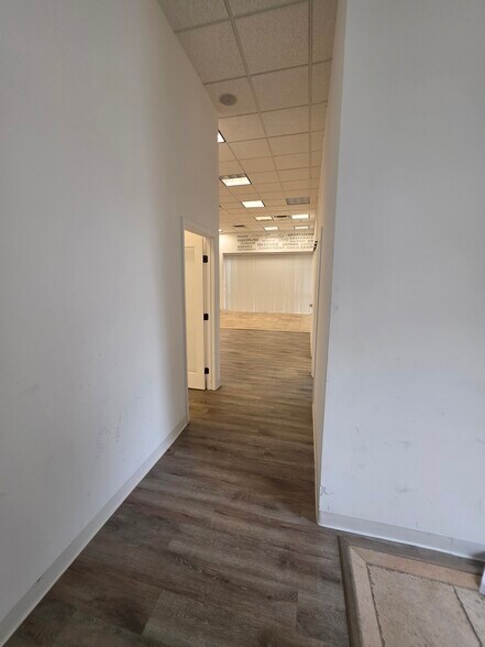 More Photos Of 7901 Kingspointe Pky, Orlando Showroom For Lease