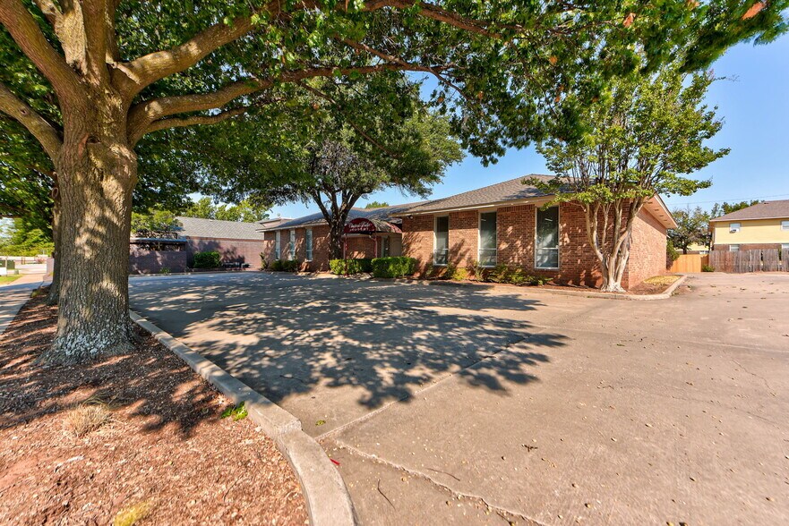 More Photos Of 2433 Wilcox Dr, Norman Freestanding For Lease