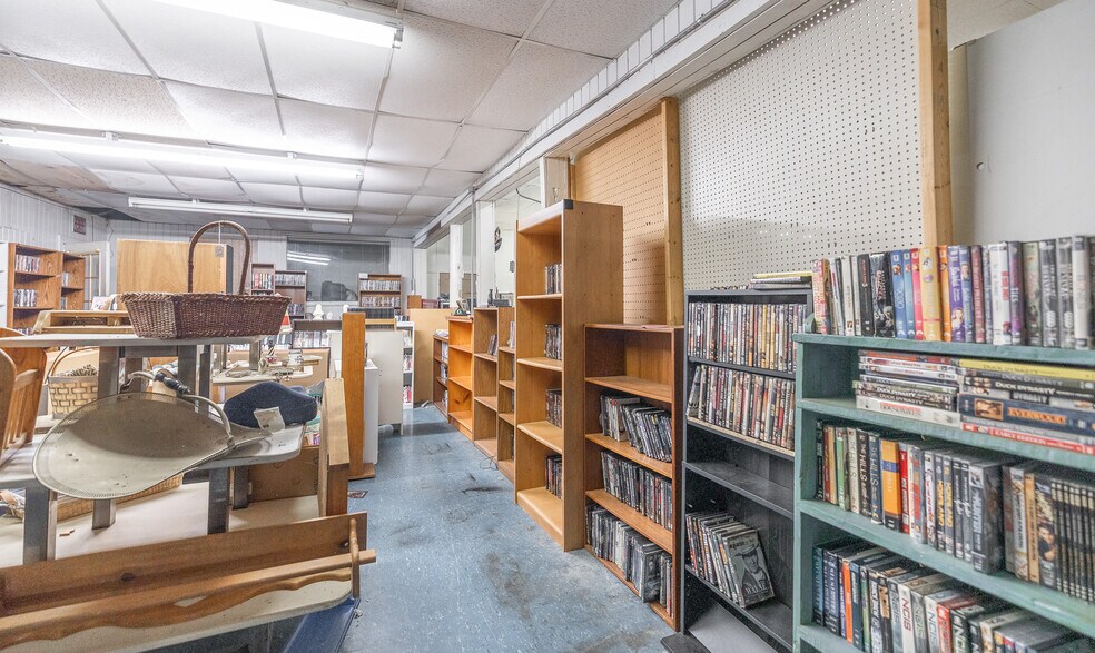 More Photos Of 600 W Commercial St, Lebanon Department Store For Sale
