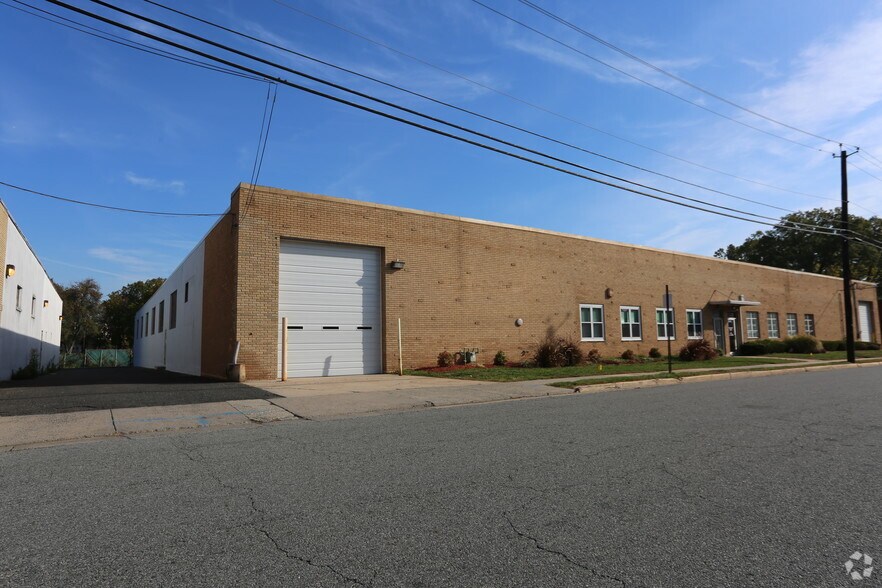 More Photos Of 311 Cox St, Roselle Warehouse For Lease