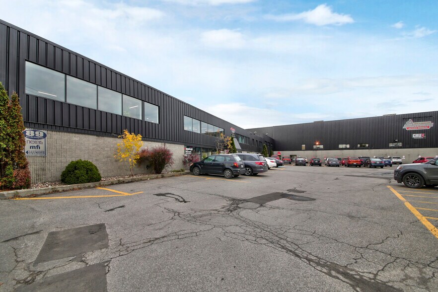 More Photos Of 89-95 Boul des Entreprises, Boisbriand Warehouse For Lease