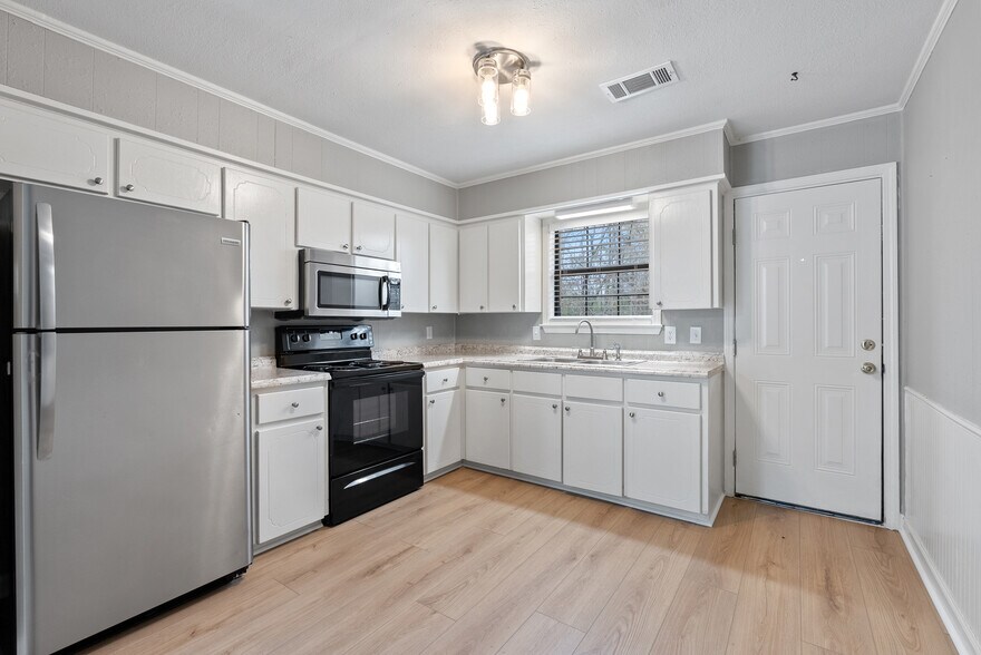 More Photos Of 16 Linder Rd, Greenbrier Apartments For Sale