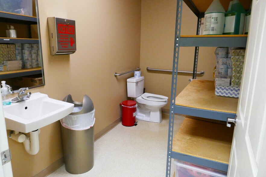 More Photos Of 142 Linden Dr, Winchester Office For Sale