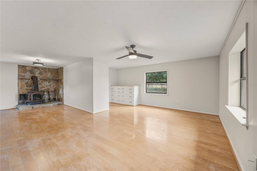 More Photos Of 274 W Kings Hwy, Center Hill Flex For Sale