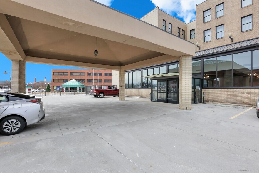 More Photos Of 301 Broadway, Lorain Hotel For Lease