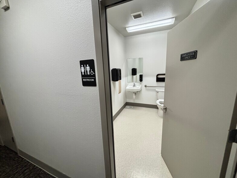 More Photos Of 1515-1535 Liberty St SE, Salem Medical For Lease