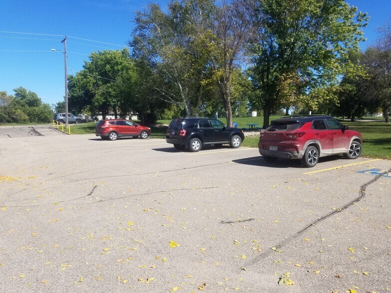 More Photos Of 2208 Trott Ave SW, Willmar Flex For Sale