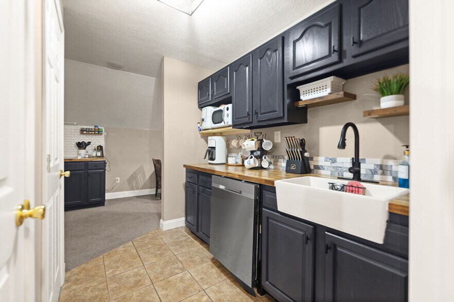 More Photos Of 4418 Main St, Clay City Flex For Sale