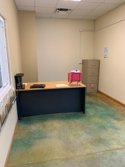 More Photos Of 7509 Pennsylvania Ave, Sarasota Showroom For Lease