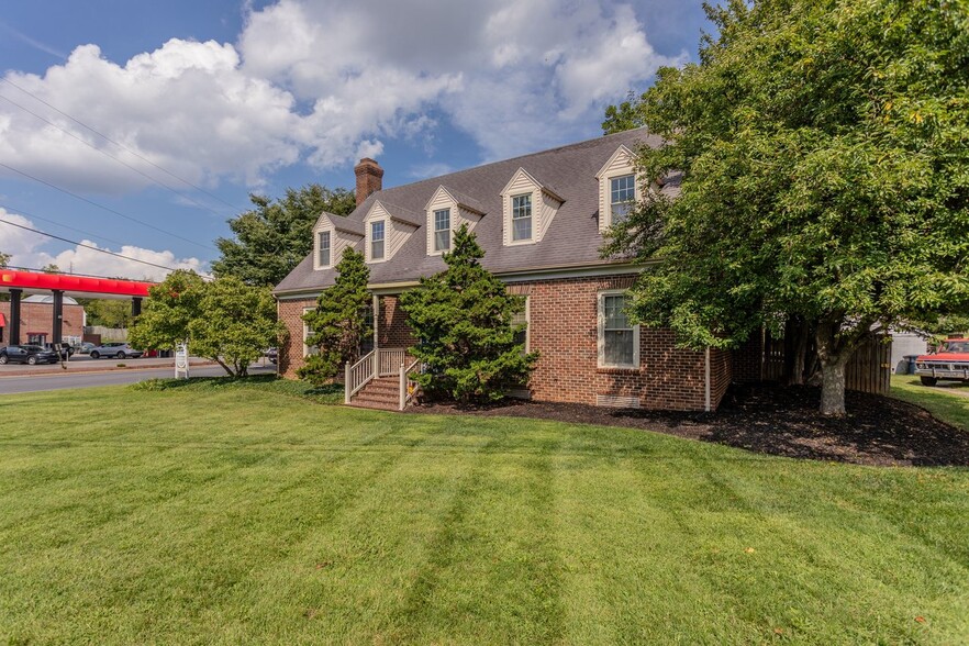 More Photos Of 800 Country Club Rd, Harrisonburg Office For Sale