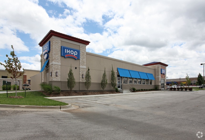 More Photos Of 4151 Sterling Ave, Kansas City Restaurant For Lease