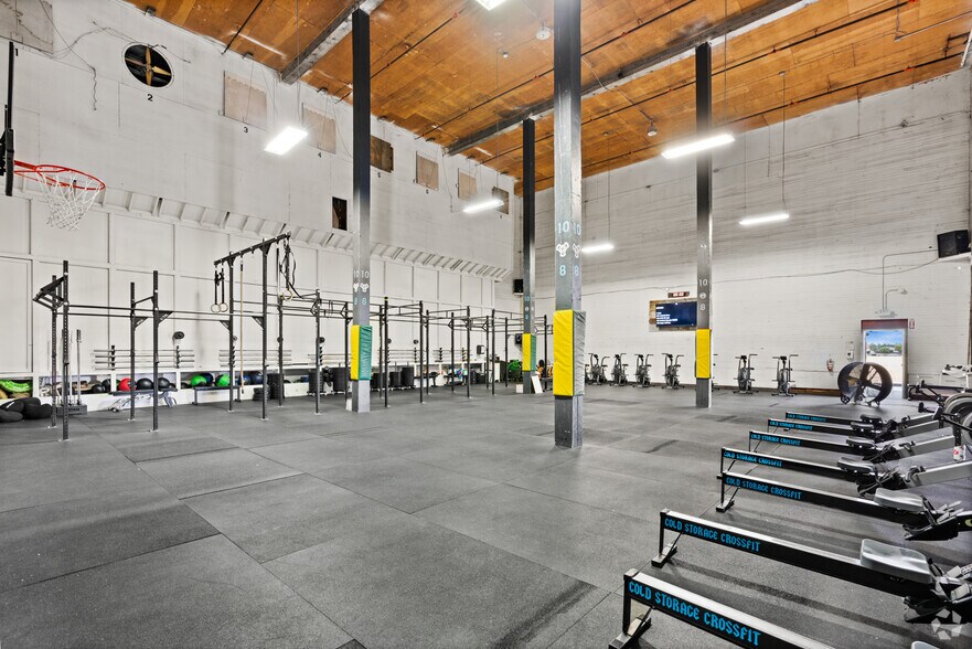 More Photos Of 320 Hillcrest Rd, Hollister Showroom For Sale