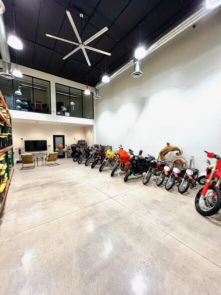 More Photos Of 15979 N 76th St, Scottsdale Showroom For Lease