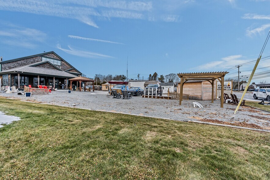 More Photos Of 1960 E Main Rd, Portsmouth Freestanding For Sale