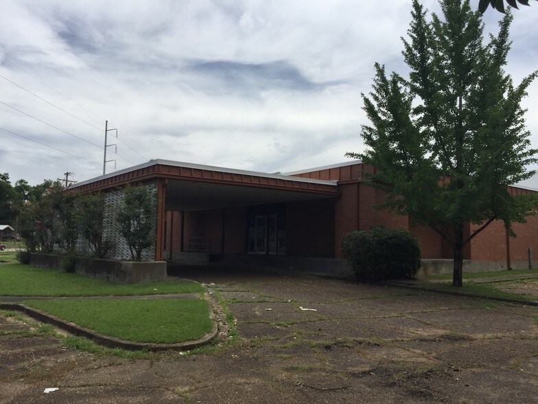 More Photos Of 755 Stonewall St, Jackson Flex For Sale