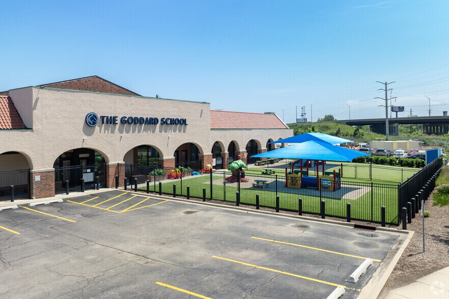 More Photos Of 405-495 Lake Cook Rd, Deerfield Storefront For Lease