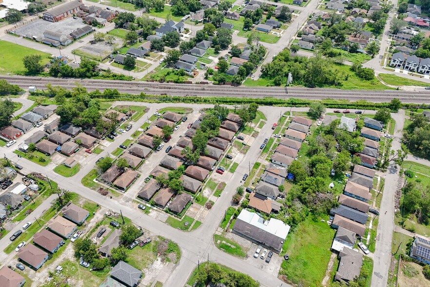 More Photos Of 2101 Hutton St, Houston Apartments For Sale