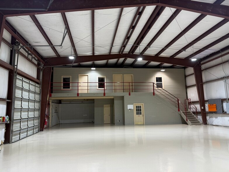 More Photos Of 304 Meadow Ln, Kemah Warehouse For Lease