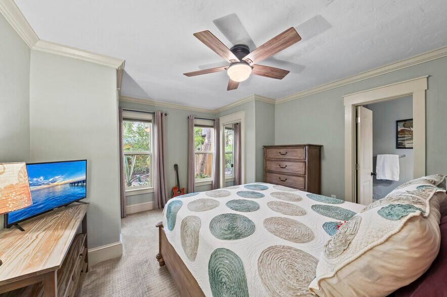 More Photos Of 941 Virginia Dr, Sarasota Specialty For Sale