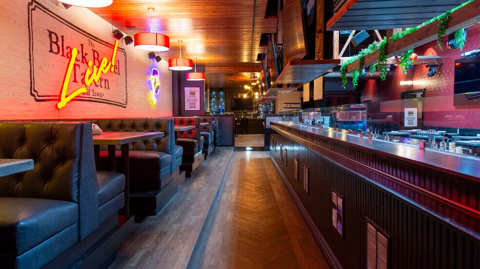 More Photos Of 455 W North Ave, Chicago Restaurant For Lease