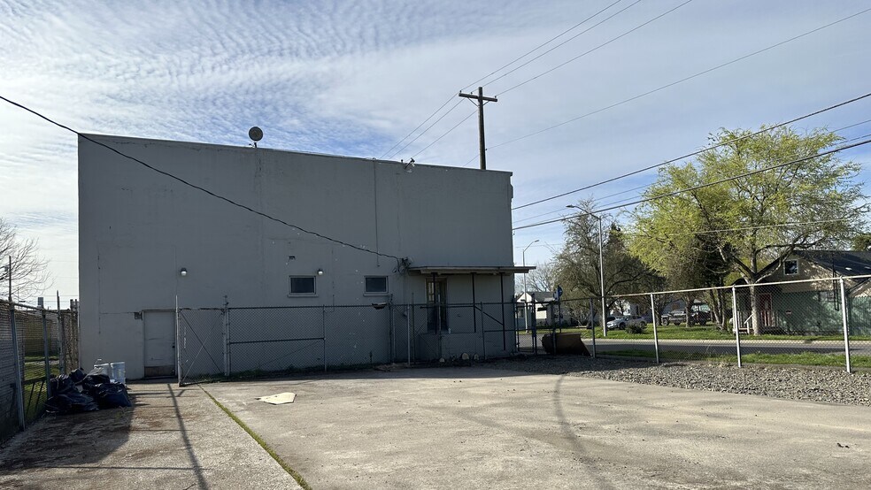 More Photos Of 975 Hemlock St, Longview Industrial For Sale